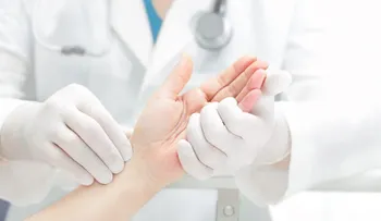 Tener caries, comer mucha carne o tronarse los dedos, mitos de artritis