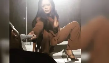 Fanático sorprende a Rihanna durante un concierto con su poderosa voz