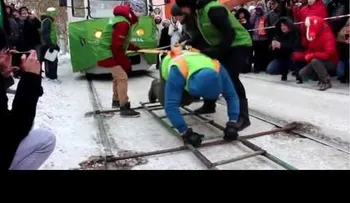 Una rusa arrastra dos tranvías llenos de pasajeros a 20 grados bajo cero