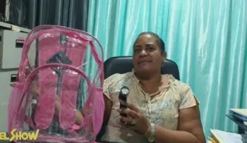 Liceo de Barahona impone uso de mochilas transparentes para reforzar la seguridad estudiantil