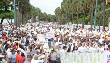 Miles de católicos caminan por la familia en el malecón 