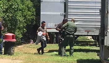 Encuentran a 17 indocumentados encerrados en un tráiler en Texas