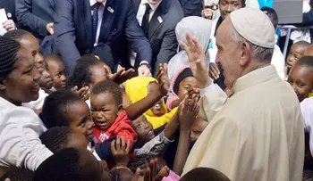 El papa Francisco visita un barrio pobre de Kenya y arremete contra la élite