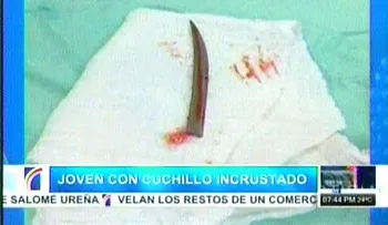 Joven va al médico por problemas respiratorios, y le encuentran un cuchillo en la espalda