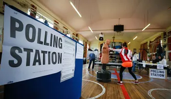 En Inglaterra y el mundo, la derecha y la izquierda se volvieron irrelevantes