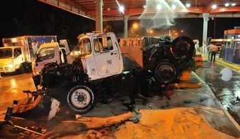 Volqueta cargada de arena se estrella contra peaje autopista 6 de Noviembre
