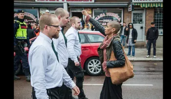 Una mujer negra desafió una marcha neonazi