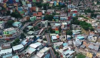 Escaleras mecánicas gigantes transforman barrio de Medellín