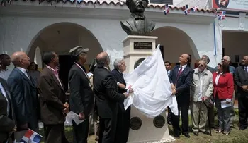Ministerio de Educación develiza busto en honor a Juan Pablo Duarte