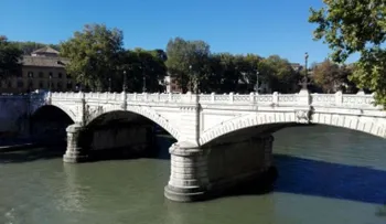 Cierran puente en Roma tras la aparición de grietas después de terremoto 