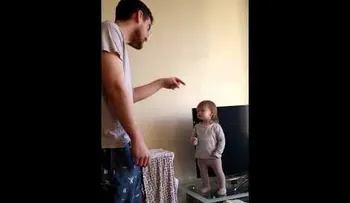 Una discusión entrañable entre padre y su bebé  (Video) 