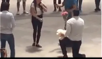 Joven muestra su amor frente a toda la universidad y mira lo que pasó (VIDEO) 45