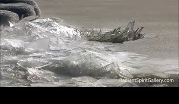 Una impresionante acumulación de hielo te hipnotizará
