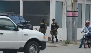 Ejército prohíbe a militares expresarse en medios y redes; tras revuelo de exsargento que firmó "Libro Verde"