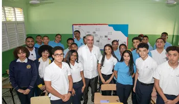 Abinader destaca avance digital en RD