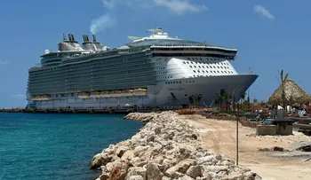 Crucero gigante con 8,600 personas llega a Pedernales