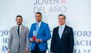 Ministro Juventud, Carlos Valdez, reconocido en la XIII Edición del Premio Joven del Año