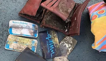 Encuentra una billetera de hace 40 años e intenta localizar a su propietaria