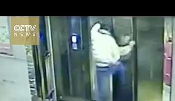 Un ascensor le gana la pelea a un joven borrachoâ?¦