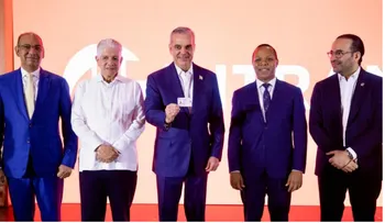 Abinader recibe primera nueva licencia de conducir
