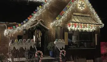 Mujer decide transformar su hogar en una casa de jengibre a tamaño real para fiestas de Navidad