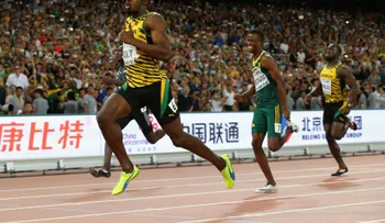 Camarógrafo arrolla a Usain Bolt después de ganar la carrera