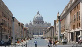 China y el Vaticano renuevan acuerdo de nombramiento de obispos por dos años