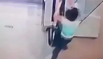 Una niña cae de un segundo piso desde unas escaleras mecánicas (VIDEO)