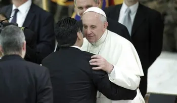 El papa Francisco abraza a Maradona tras recibir una camiseta de la selección Argentina