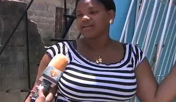 Video: Delincuentes mataron por error mujer sentada en escalera