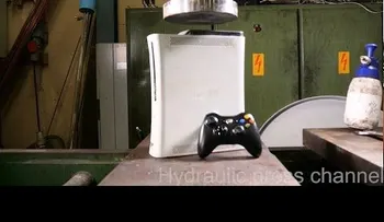 Esto es lo que pasa si aplastas un Xbox 360 con una prensa hidráulica