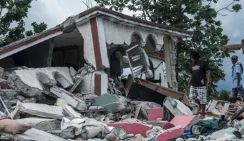 Rescatan con vida 34 personas entre escombros de Haití; 1941 muertos y 9,900 heridos
