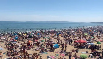 El gobierno británico amenazó con cerrar las playas por el desborde tras la flexibilización de la cuarentena