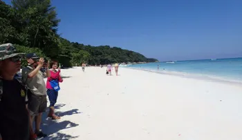 Tailandia cierra paradisiaca isla debido a daños causados por turistas