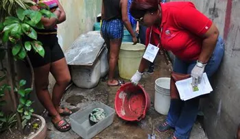 Ministro de Educación encabeza operativo contra criaderos de mosquitos en Santiago