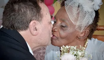 Amor sin edad: se casa a los 106 años con "un joven" de 66 años