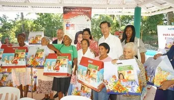 Cristina Lizardo y Embajada de Taiwán entregan canastas navideñas en La Caleta