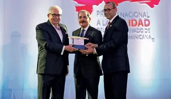 Danilo Medina entrega premio Trayectoria Empresarial a Laboratorios Magnachem