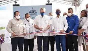 Presidente Abinader inaugura un puente en Cambita y un liceo secundario en Najayo Arriba