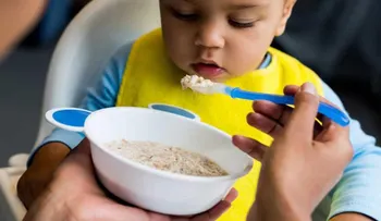 OMS presenta informes alimentos de bebés con grandes cantidades de azúcar, que son promocionados