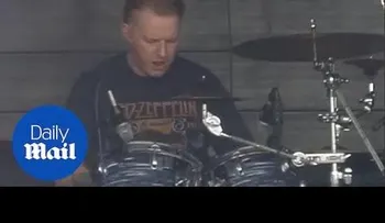  Un baterista sufre un derrame cerebral, sigue tocando y se desmaya