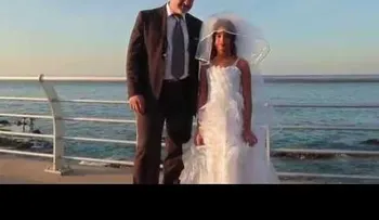 ¿Reaccionarías así al ver festejar un matrimonio infantil? Mira lo que ocurre en este VIDEO
