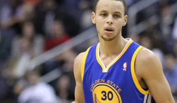 Warriors derrotan a Thunder con triple de Stephen Curry