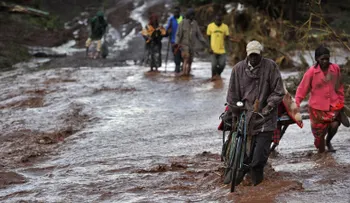 Al menos 45 muertos, por colapso de una represa en Kenya 