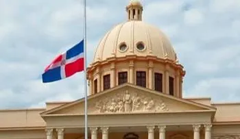 Bandera ondea a media asta en el Palacio por muerte de Imbert Barrera