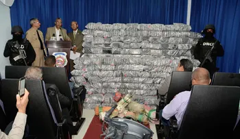DNCD decomisa 932 paquetes de droga en SPM y apresa a dominicano y colombiano