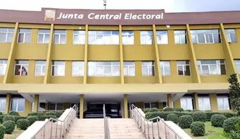 JCE firma contrato de adquisición de equipos para voto automatizado