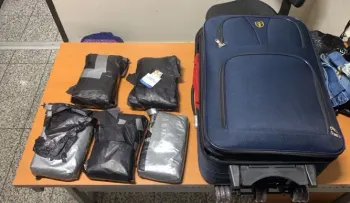 Detienen a ecuatoriana en el AILA y le ocupan cinco paquetes presumiblemente cocaína