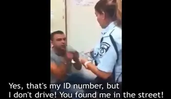 Video: Un hombre se enfurece al ser detenido y rompe pared a cabezazos