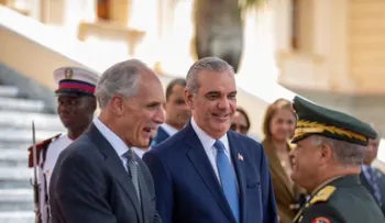 Abinader recibe a presidente de Honduras en el Palacio Nacional con honores militares